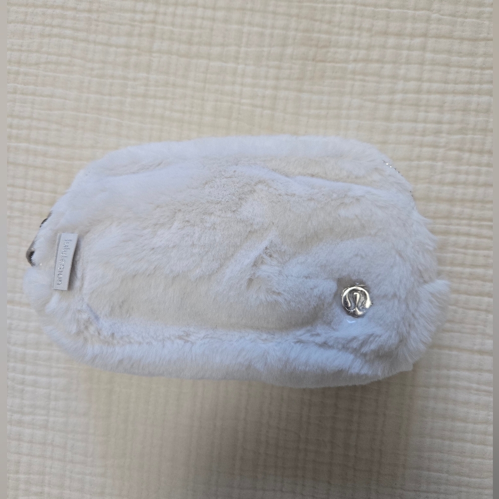 NWT Lululemon Everywhere Belt Bag Plush Fleece in Bone / Silver - 1L